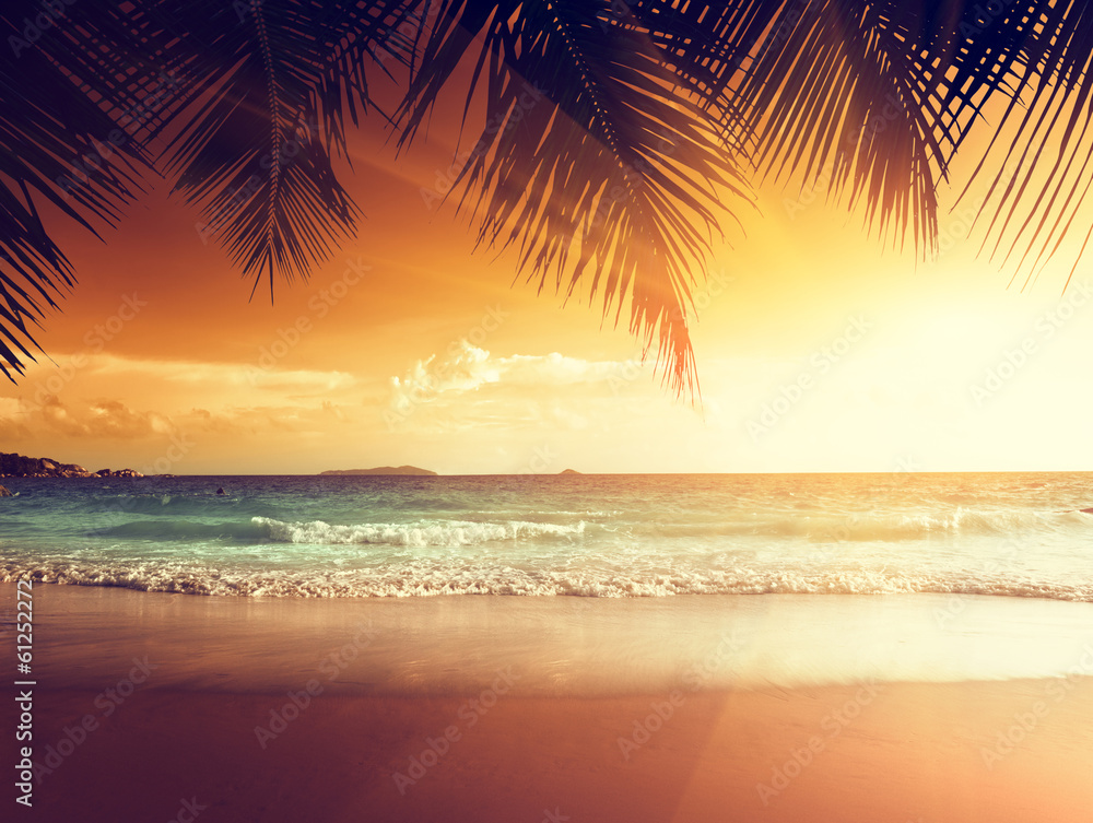 Naklejka premium zachód słońca na plaży Morza Karaibskiego