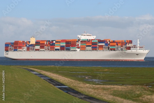 Containerschiff auf der Elbe photo