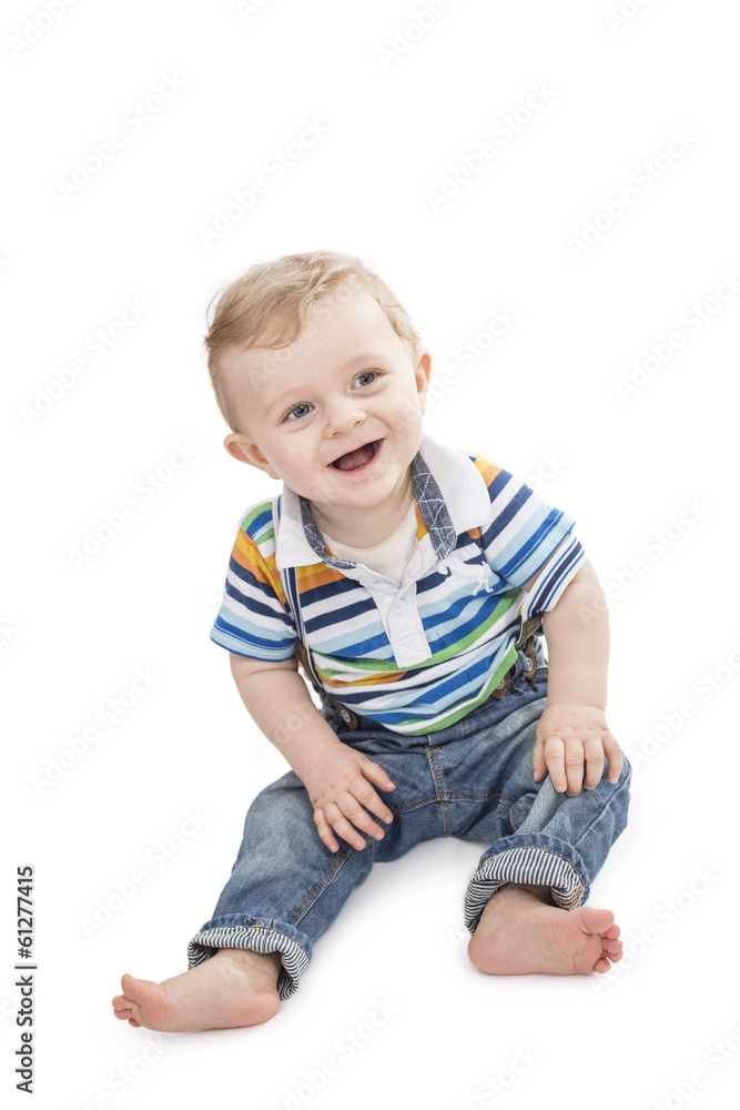 Kleiner Bub im süßen Outfit lachend Kleiner Bub im süßen Outfit lachend