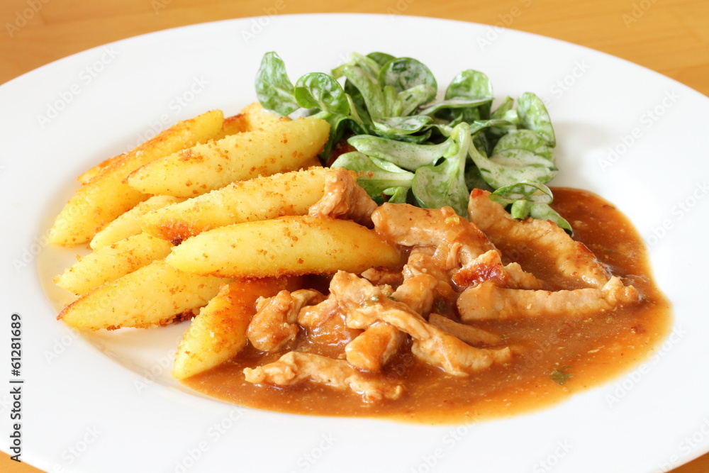 Schweinegeschnetzeltes mit Schupfnudeln und Feldsalat Schweinegeschnetzeltes mit Schupfnudeln und Feldsalat