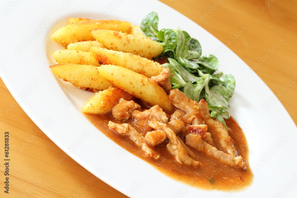 Schweinegeschnetzeltes mit Schupfnudeln und Feldsalat Schweinegeschnetzeltes mit Schupfnudeln und Feldsalat