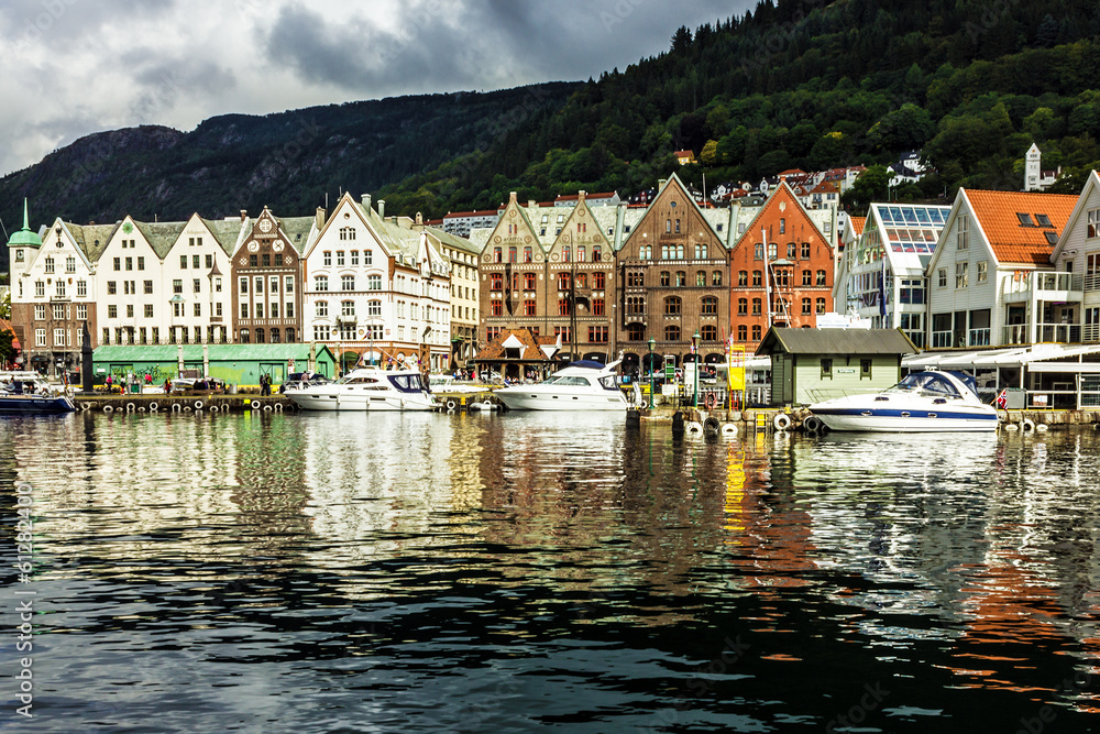 Fototapeta premium BERGEN, NORWAY: Historical buildings in waterfront Bryggen.