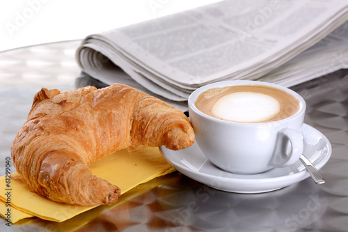 Frühstück mit Croissant und Cappuccino photo