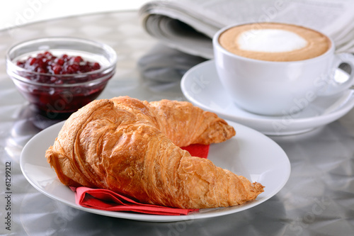 Kleines Frühstück mit Croissant und Cappuccino