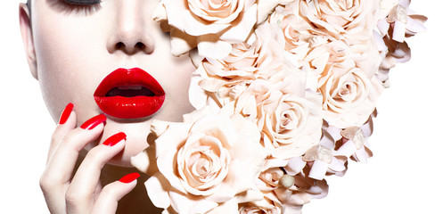 Canvas schilderij Fashion lippen Sensueel modemodel met witte bloemen  © Subbotina Anna