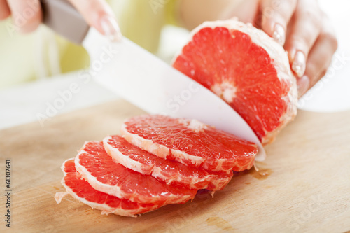 Slicing red Grapefruit