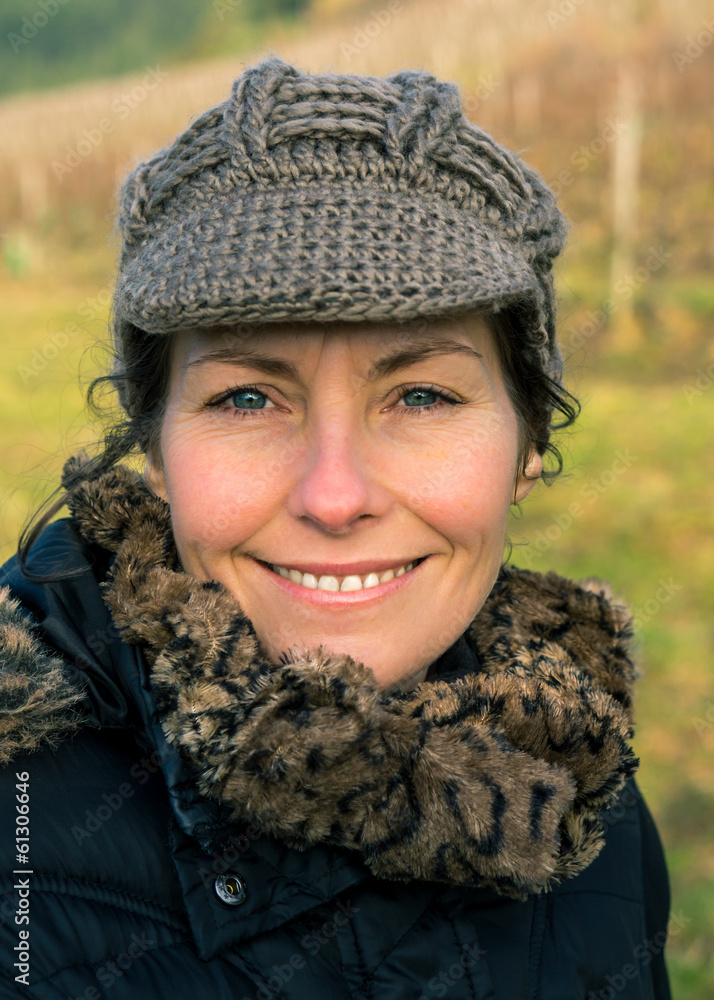 femme avec sa casquette Stock Photo | Adobe Stock