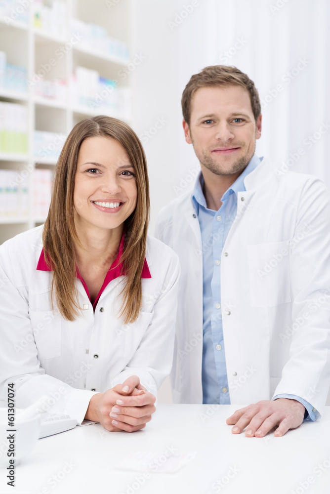 zwei freundliche mitarbeiter in der apotheke zwei freundliche mitarbeiter in der apotheke