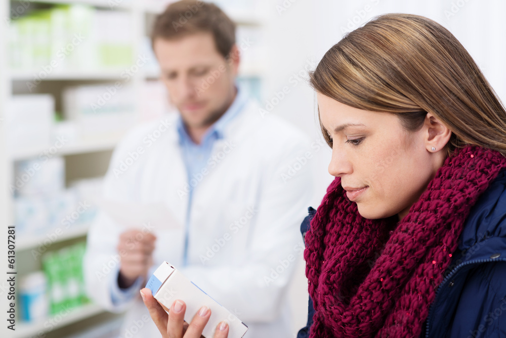kundin in der apotheke schaut auf medikament kundin in der apotheke schaut auf medikament