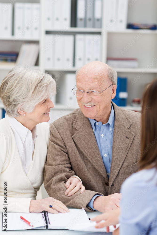 Obraz premium zufriedenes älteres paar in einem beratungsgespräch