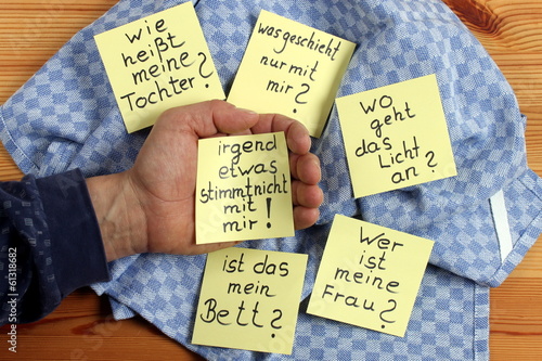 Demenzkranker hält Karten Ängsten in Hand