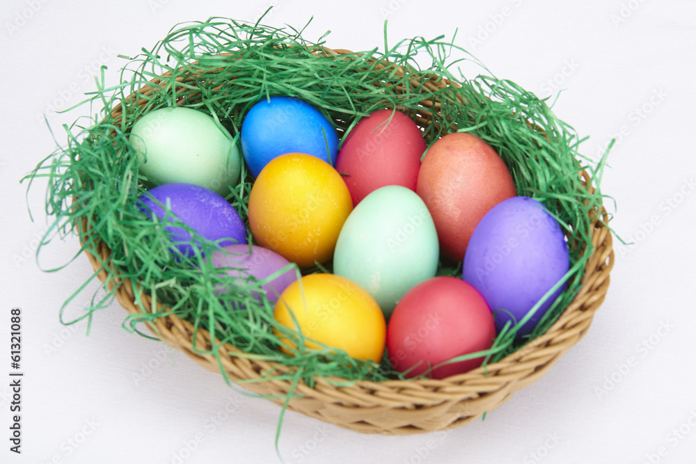 Korb mit bunten Ostereiern (Osternest) Korb mit bunten Ostereiern (Osternest)