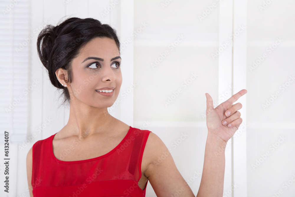 Junge indische Business Frau auf Hintergrund weiß Junge indische Business Frau auf Hintergrund weiß