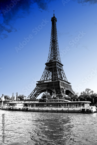Eiffel Tower in Paris © PanoArt360