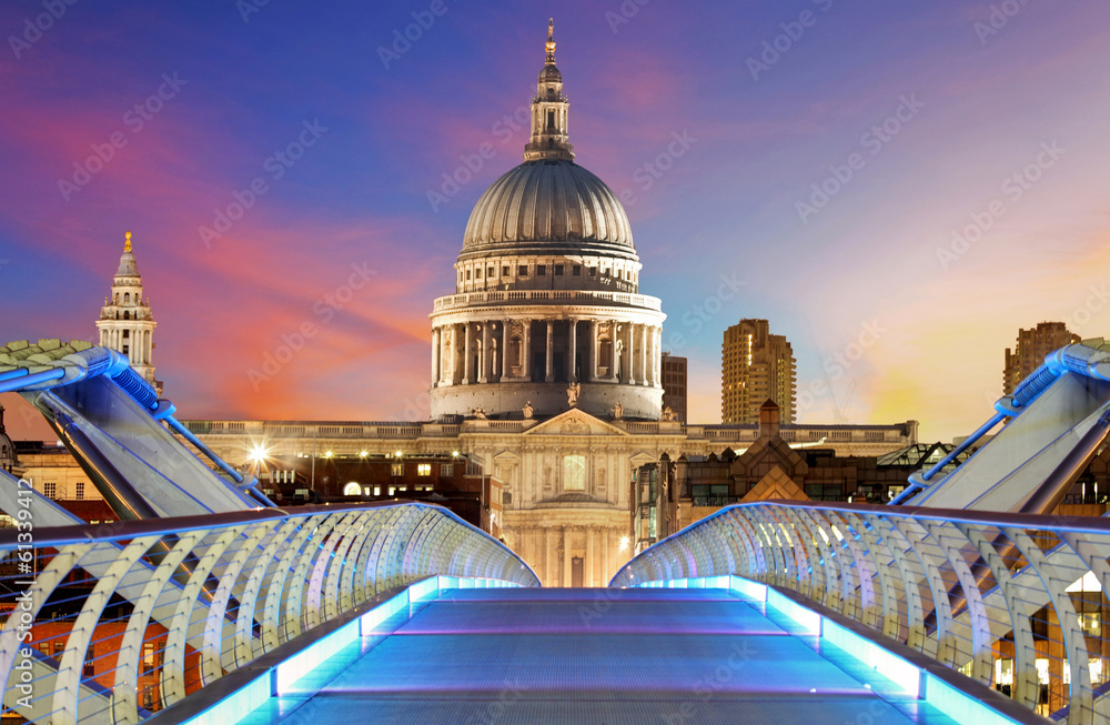 Obraz premium Millennium Bridge leads to Saint Paul's Cathedral in central Lon
