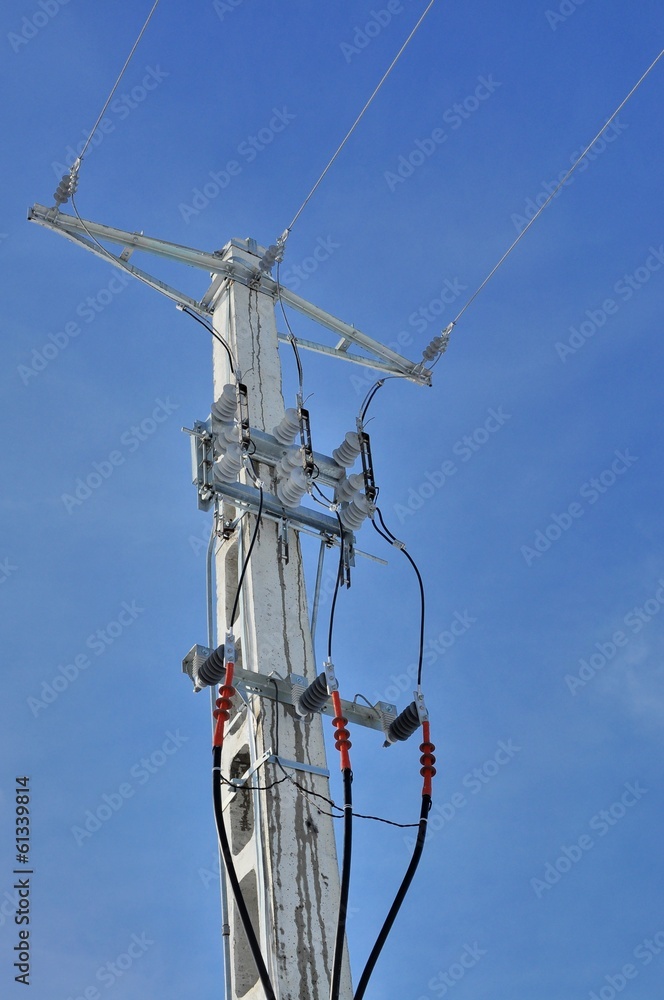 Power pole with external electric separator Power pole with external electric separator
