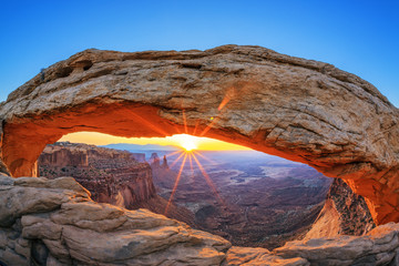 Fotobehang Natuurpark Zonsopgang bij Mesa Arch Utah  © Frédéric Prochasson