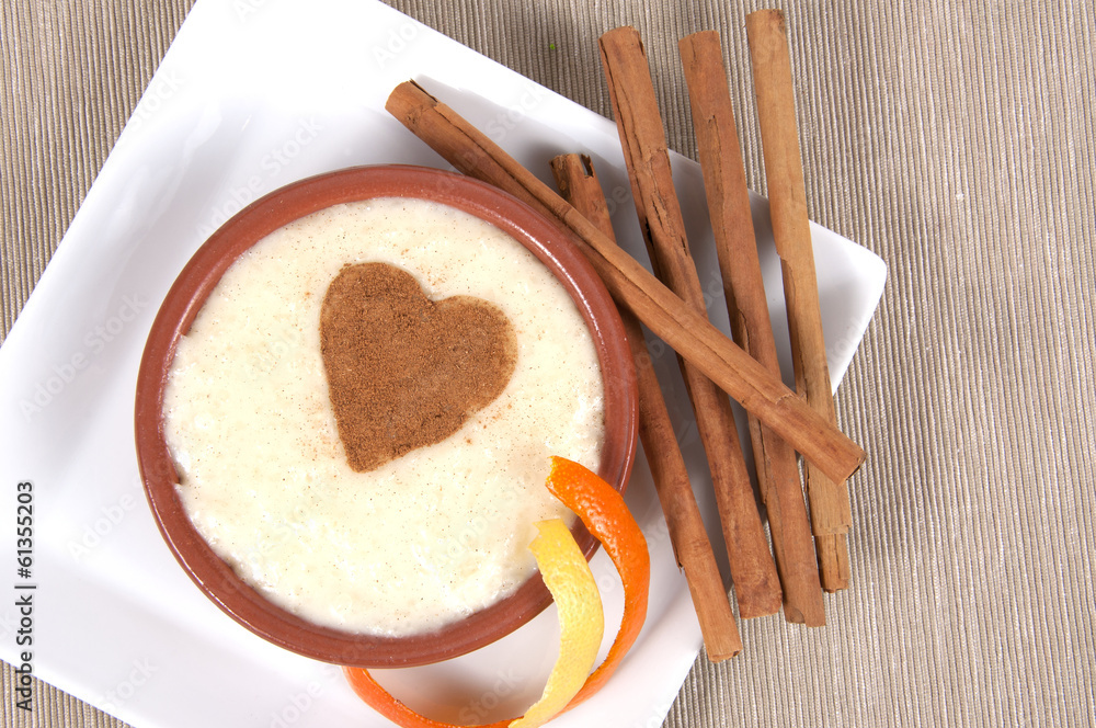 Fototapeta premium Arroz con leche y corazón de canela.