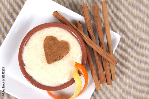 Arroz con leche y corazón de canela.