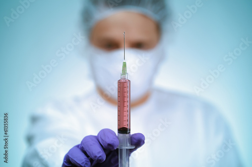 Quadro em tela Doctor holding syringe