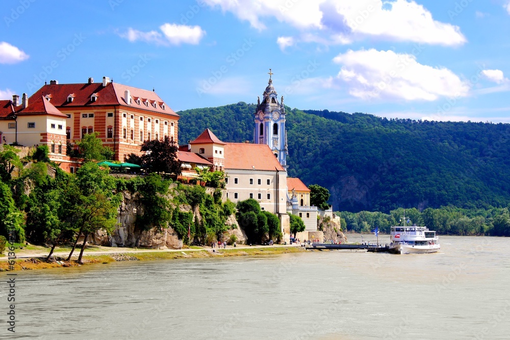 Obraz premium Wieś Durnstein wzdłuż Dunaju, dolina Wachau, Austria