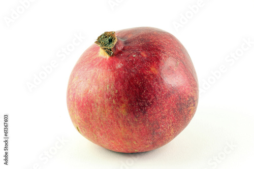 Melograno isolato su sfondo bianco