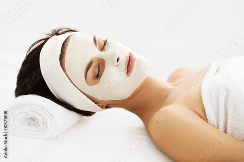 Obraz na plátně Beautiful Woman With Cosmetic Mask on Face. Girl Gets Treatment