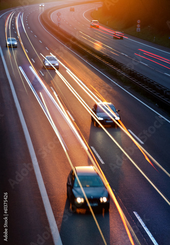 Autos mit Lichtspuren auf deutscher Autobahn Dämmerung