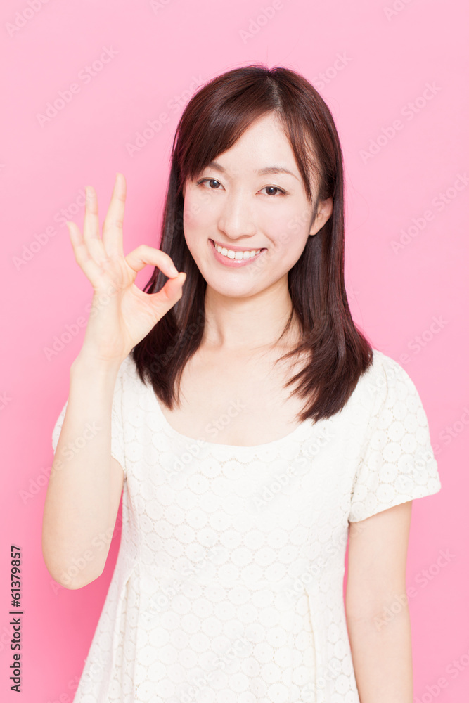 オッケーのジェスチャーをする女性 オッケーのジェスチャーをする女性