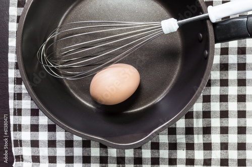 Cuadro en lienzo Egg whist and pan on towel