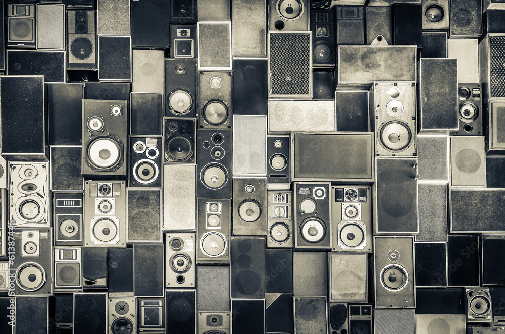 Naklejka premium Głośniki muzyczne na ścianie w monochromatycznym stylu vintage