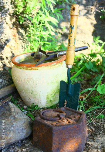 vieux pot et outil de jardinage,rusticité