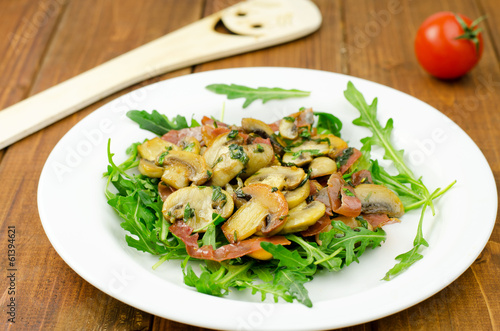 Rocket salad with smoked ham and fried mushrooms