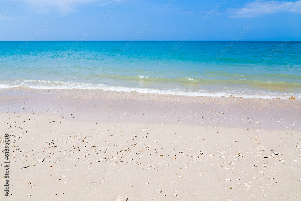Fototapeta premium Weisser Sandstrand und Türkisblaues Meer