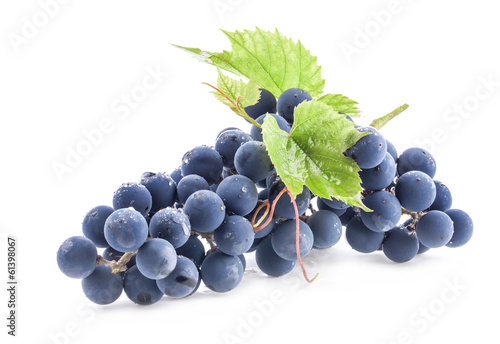 Foto Ripe grapes with leaves isolated on white background