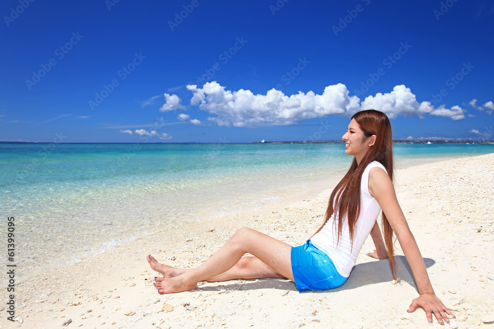 海水浴を楽しむ笑顔の女性