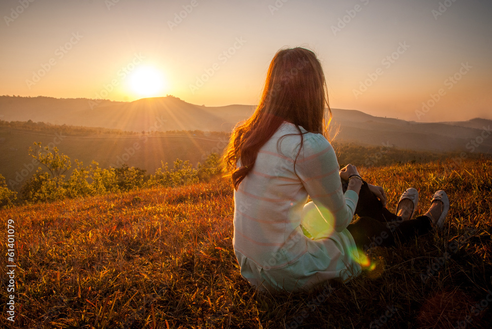 Obraz premium Woman and sunsets