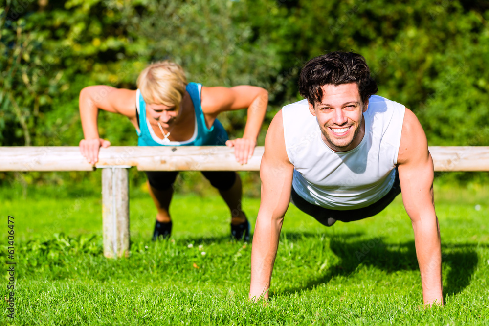 Fitness - Leute beim Training mit Liegestütze