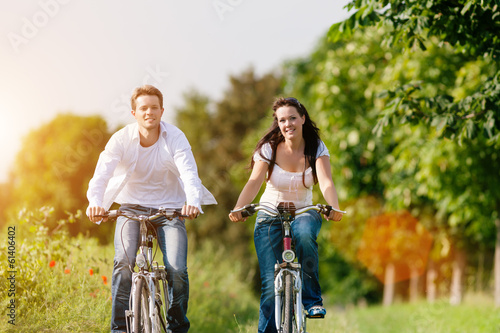 Junges Paar fahren Fahrrad im Sommer photo