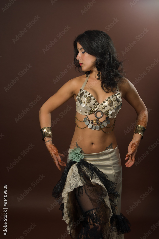 Dunkelhaarige orientalische Tänzerin