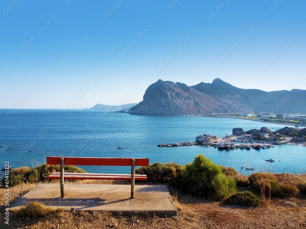 bench on a hill with sea ​​view - obrazy, fototapety, plakaty 