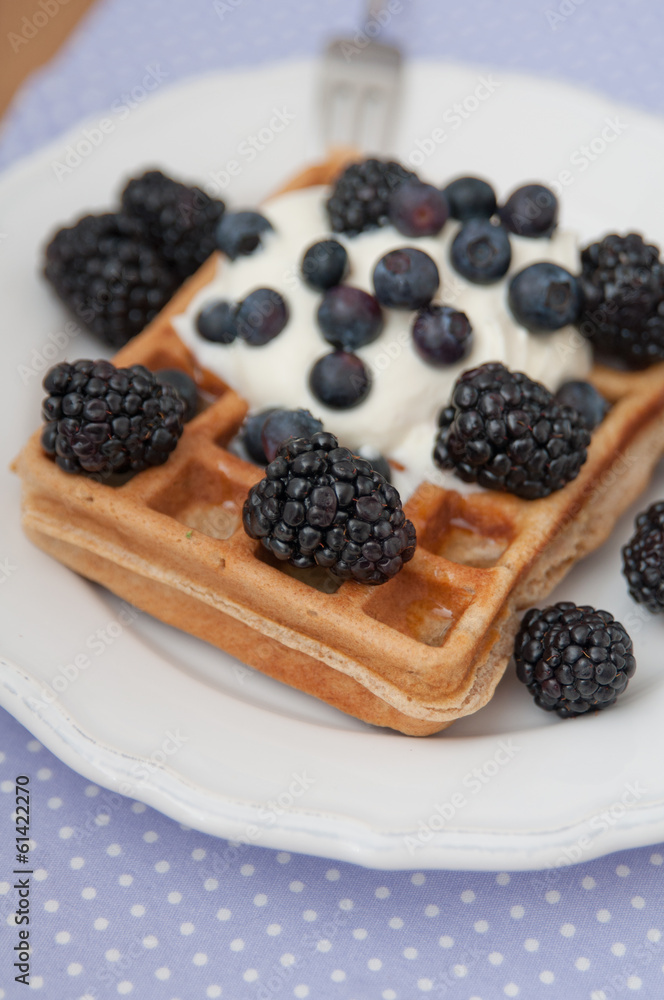 Waffeln mit Sahne und Beeren