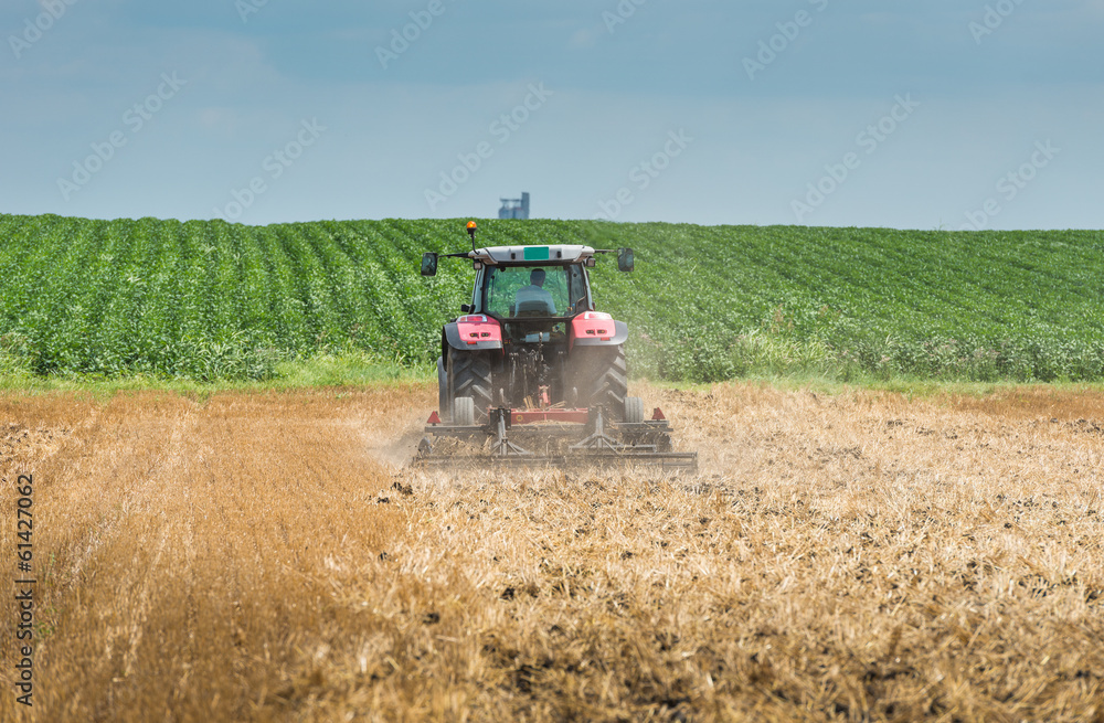 Obraz premium Tractor preparation the field