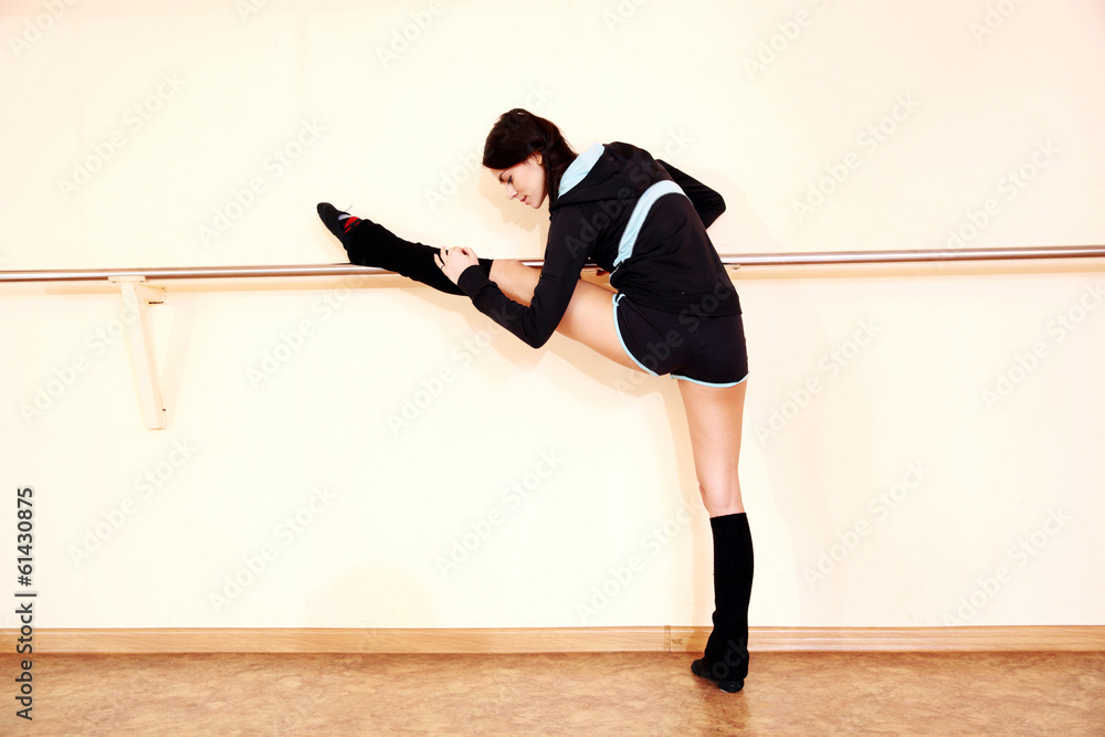 Obraz premium Young fit woman stretching at gym