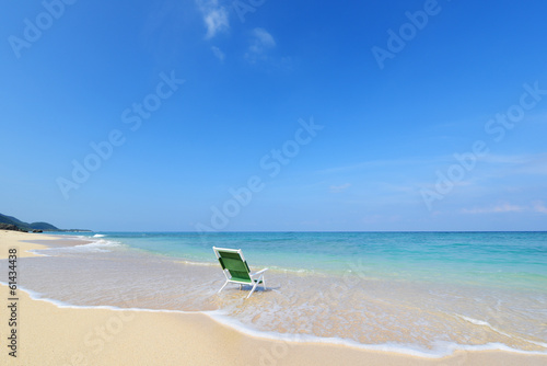 沖縄の美しい海とさわやかな青空