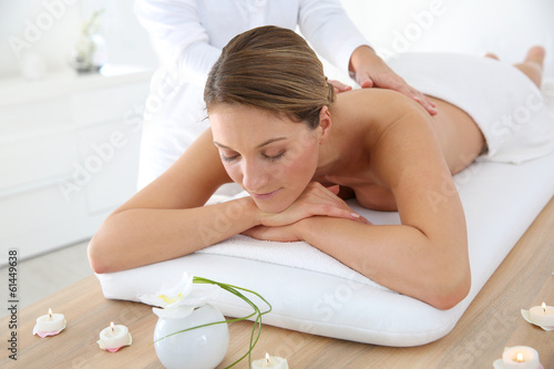 Εκτύπωση καμβά Woman in spa institute receiving oil massage