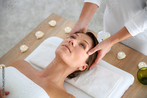 Cuadro en lienzo Woman having a face massage in beauty institute