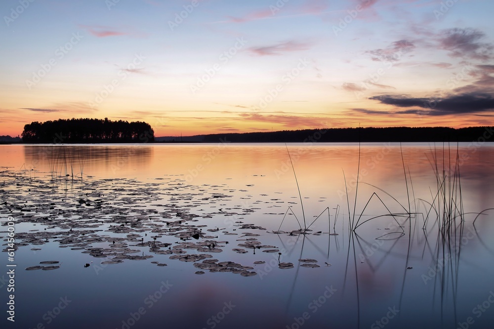 Tuż przed wschódem słońca nad jeziorem Arinas na Litwie