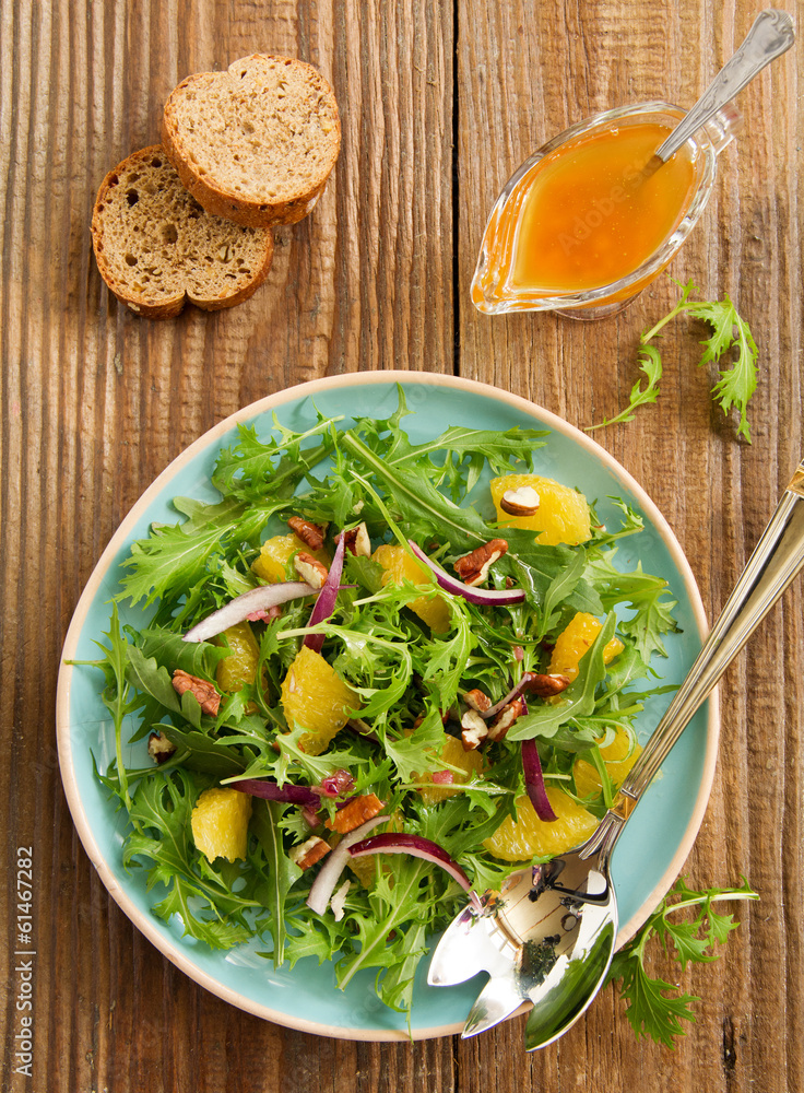 Salad with oranges, arugula, walnuts with vinaigrette.