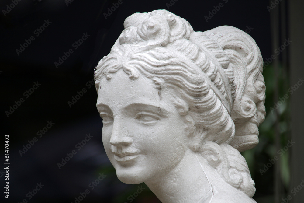 Kopf einer Frauenstatue